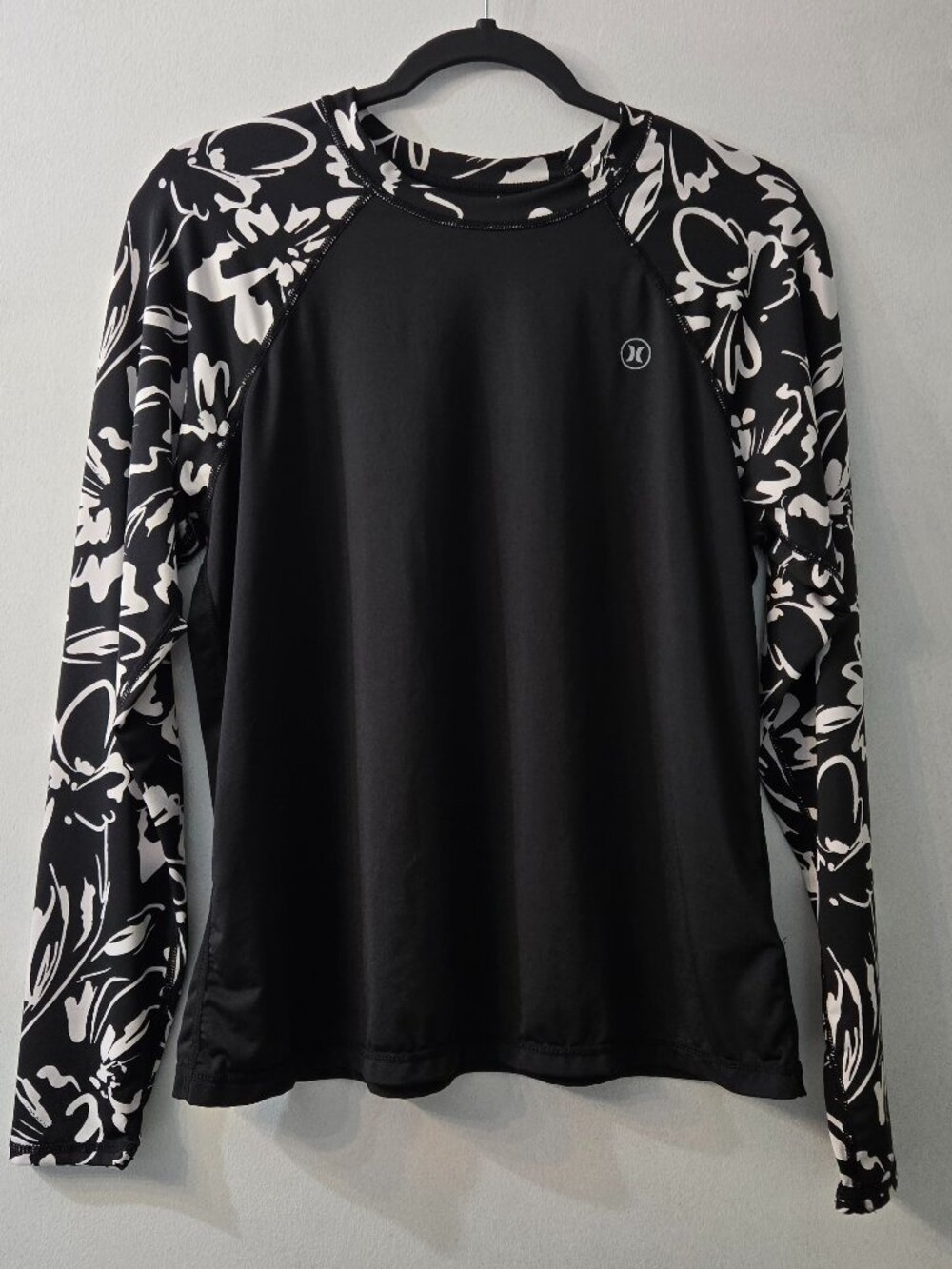 Hurley Women's UPF 50+ Long Sleeve Pull Over Rash Guard XL black white Swim